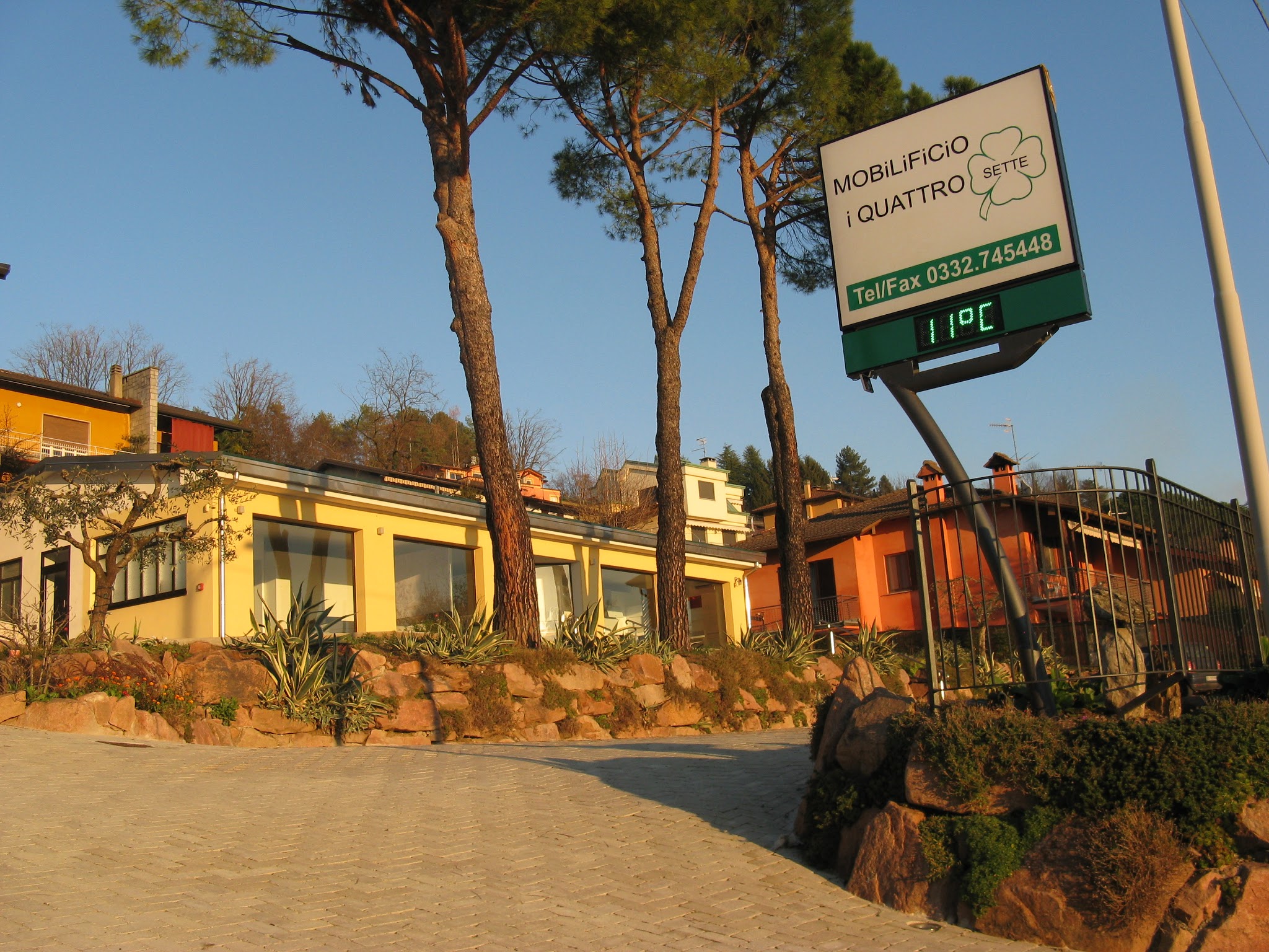 Showroom e insegna del Mobilificio I Quattro Sette