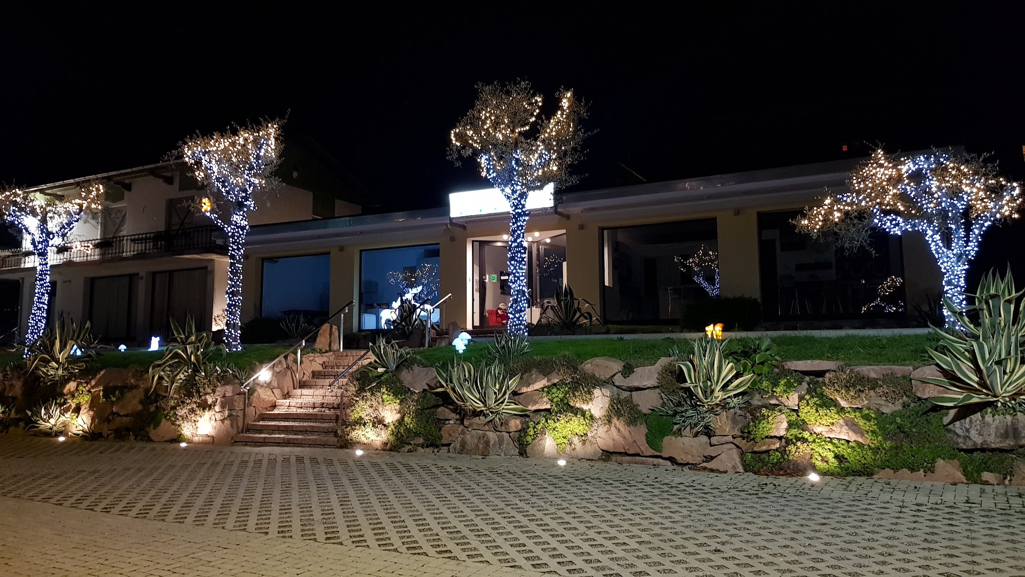 Showroom illuminato durante la sera