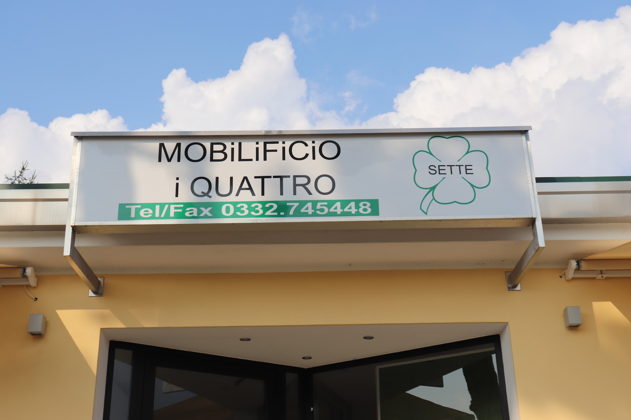 Dettaglio dell'insegna con il quadrifoglio del mobilificio