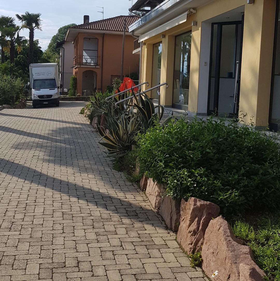 Ingresso dello showroom e furgone del mobilificio